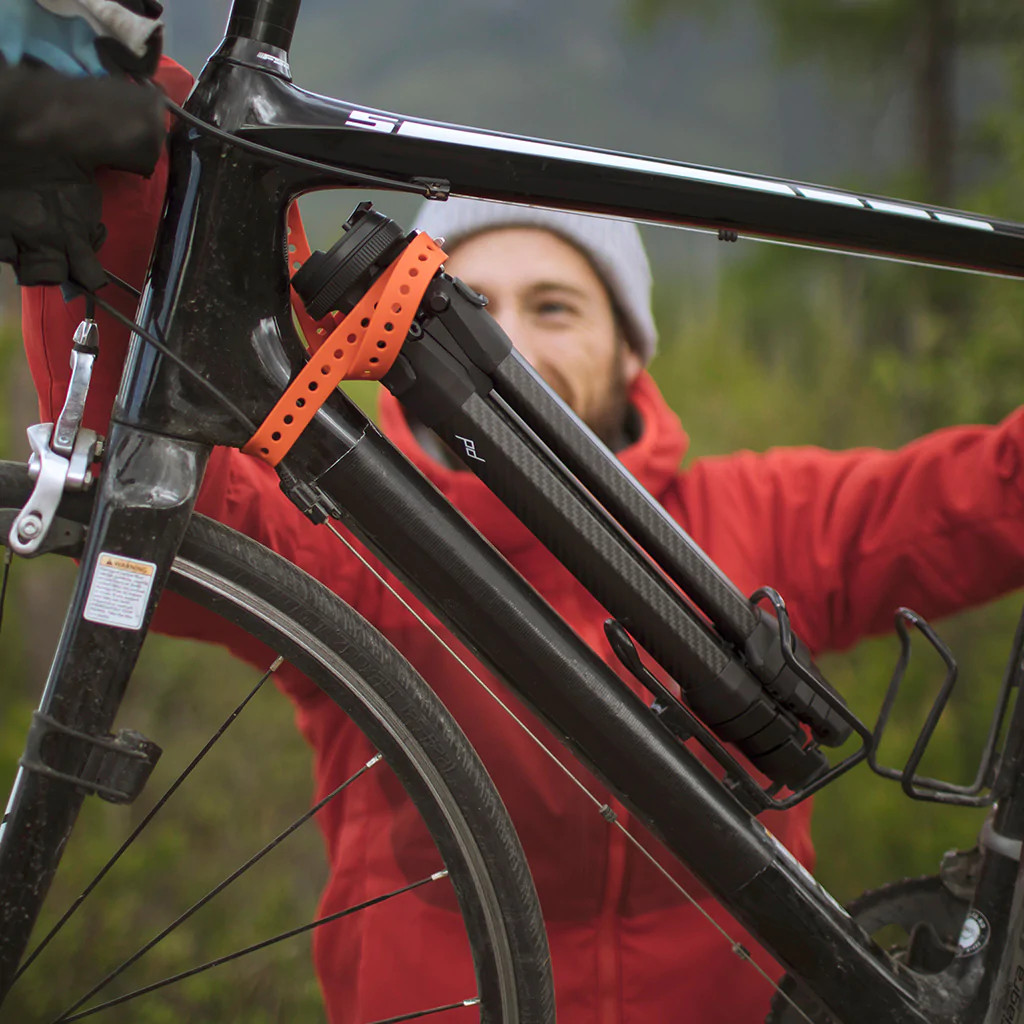 Statv na fotoapart Peak Design Travel Tripod karbnov umiestnen na bicykli