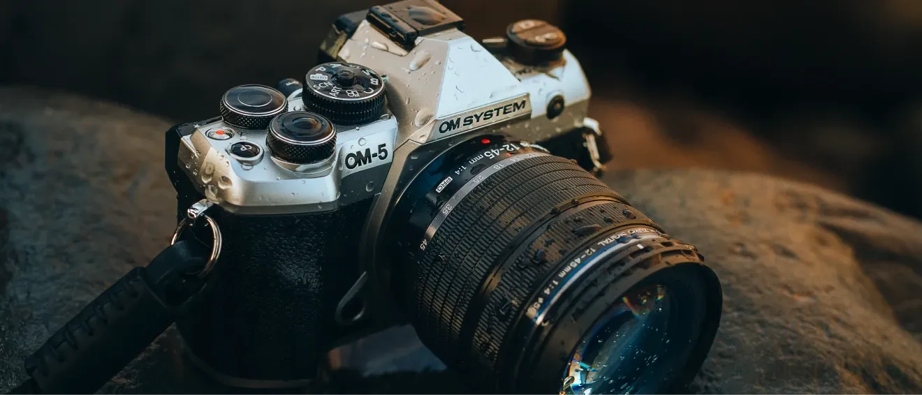 OM-5 Mark II v daždi